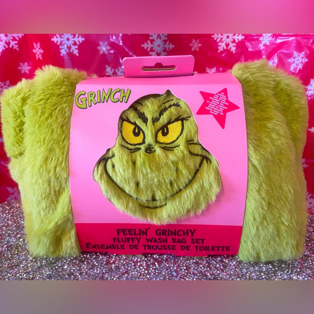 The Grinch " Feeling Grinchy" Fluffy Wash Bag Set